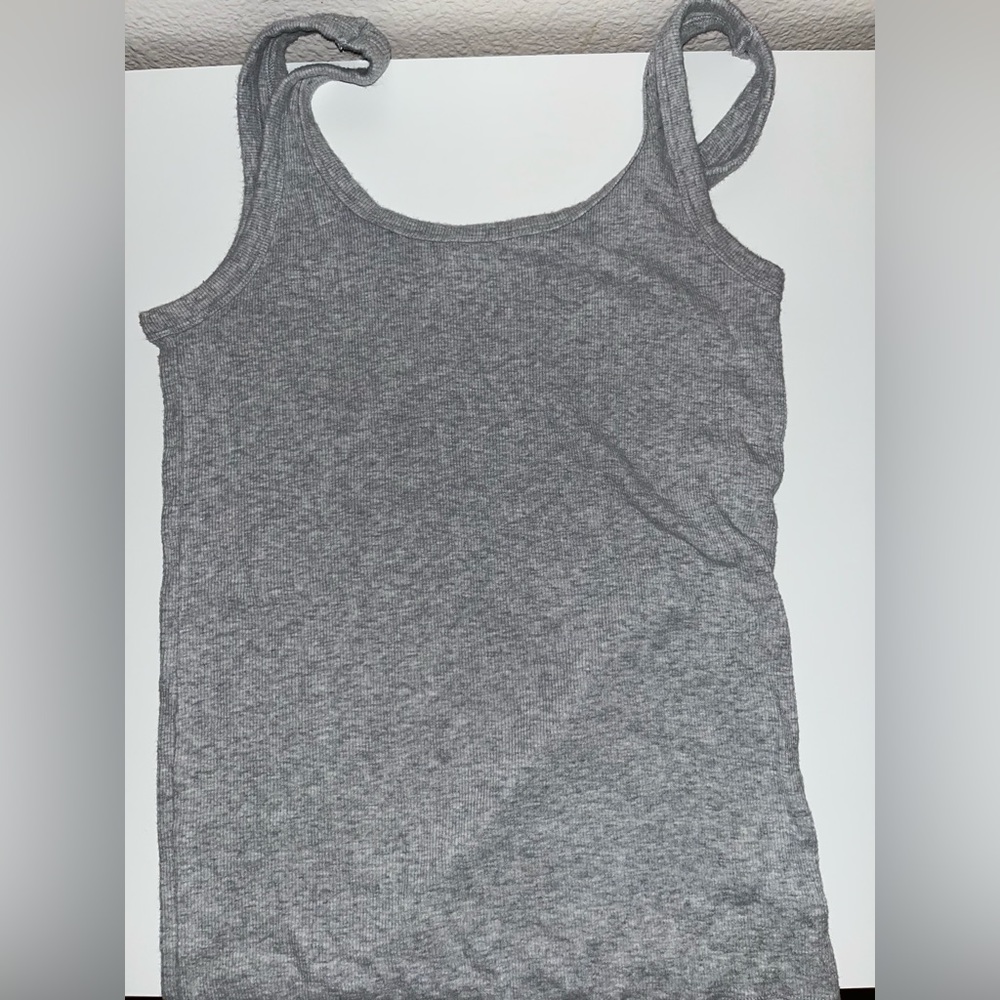 gray tank top